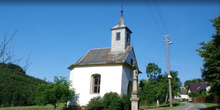 Kaple a kříž v Bušíně jsou spolu se starými domy jedinými památkami obce (foto Miroslav Kobza, Český rozhlas)
