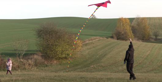 Historická polní cesta mezi Studenou Loučkou a Bušínem, která se stane místem výsadby "Aleje přátelství". Právě zde, díky podpoře Nadace Via a programu Místo, kde žijeme, vznikne nový prostor pro setkávání obyvatel obou obcí a odpočinek v přírodě.